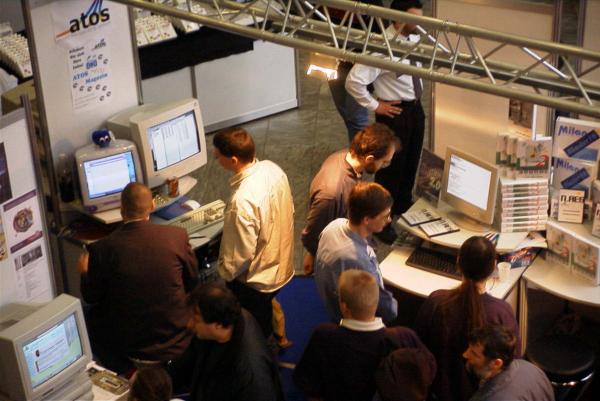 Bild: Links der ATOS-Stand mit Thomas Burow und Benjamin Kirchheim.