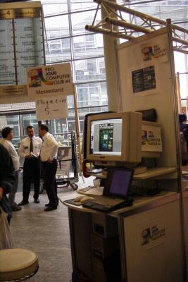 Bild: Der Stand des Pro Atari Computer Clubs. Die Betreuer sind links im Hintergrund zu sehen.