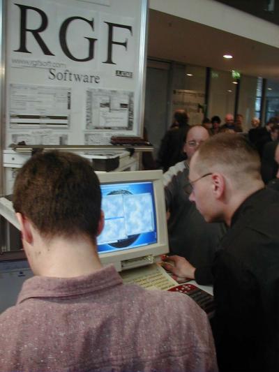 Bild: Die Bugs m&uuml;ssen raus, Richard Gordon Faika bei der Arbeit.