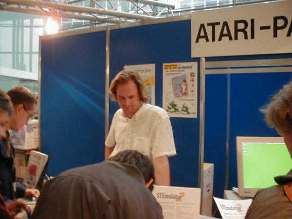 Bild: Thomas Raukamp am Stand der st-computer.